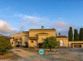 Grand Villa in Las Barracas, Surrounded by Nature