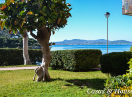 Residencial Arpón frente a la Cala del Pino en el km 3 de La Manga